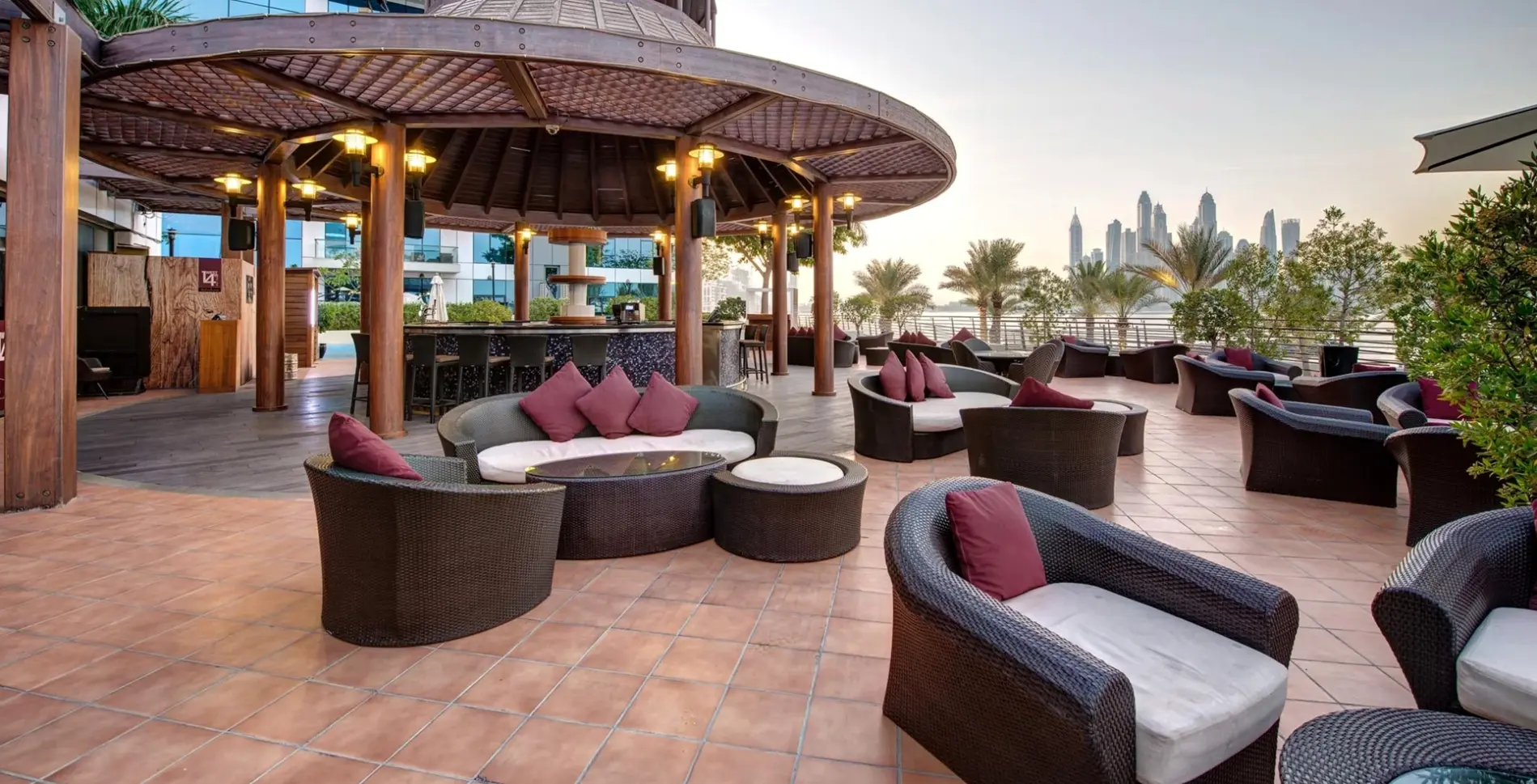 Restauracja i jedzenie w hotelu Dukes The Palm, a Royal Hideaway