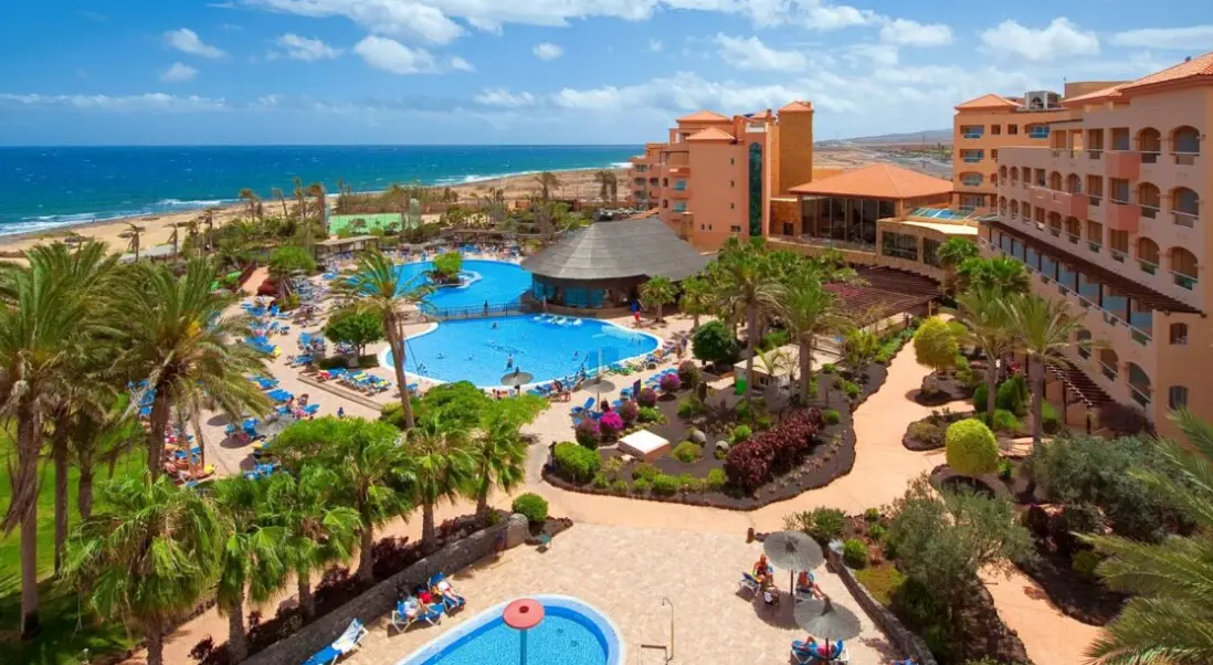 Basen w hotelu Elba Sara