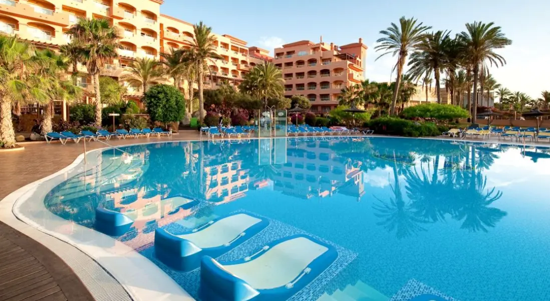 Basen w hotelu Elba Sara