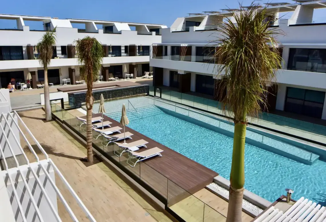 Basen w hotelu Esmeralda Cotillo Homes by Livvo