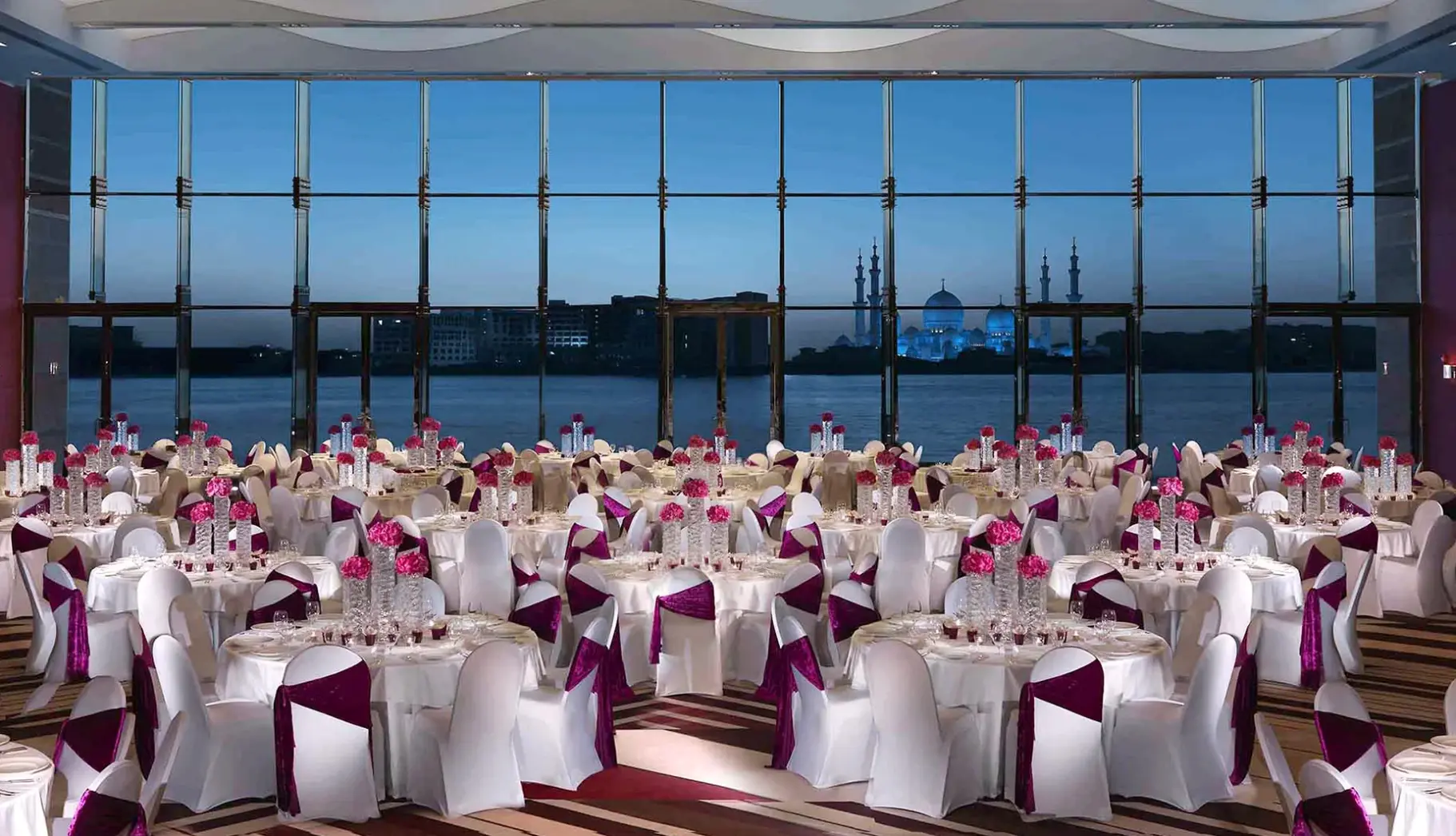 Restauracja i jedzenie w hotelu Fairmont Bab Al Bahr