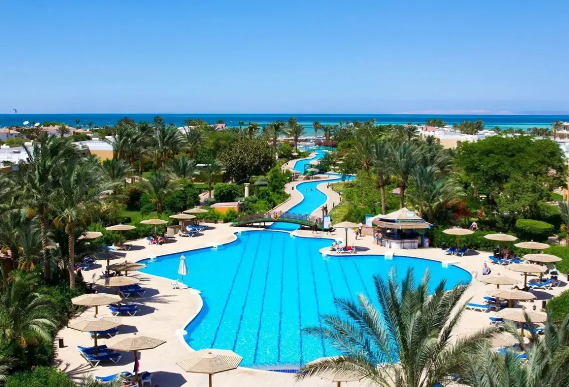 Basen w hotelu Golden Beach Resort