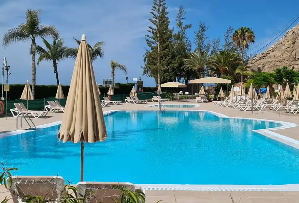 Basen w hotelu H10 Costa Mogan