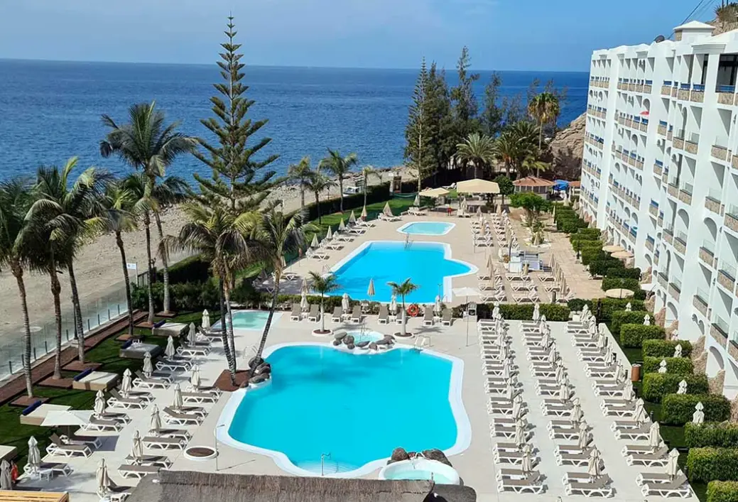 Basen w hotelu H10 Costa Mogan
