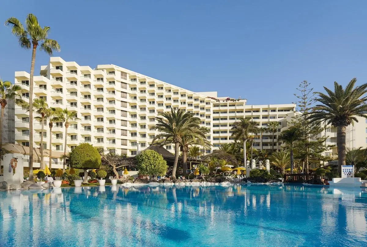 Basen w hotelu H10 Las Palmeras