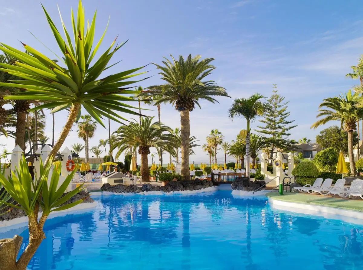 Basen w hotelu H10 Las Palmeras