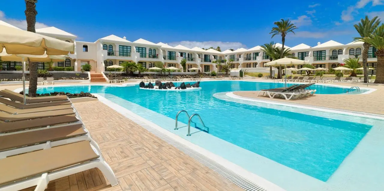 Basen w hotelu H10 Ocean Suites