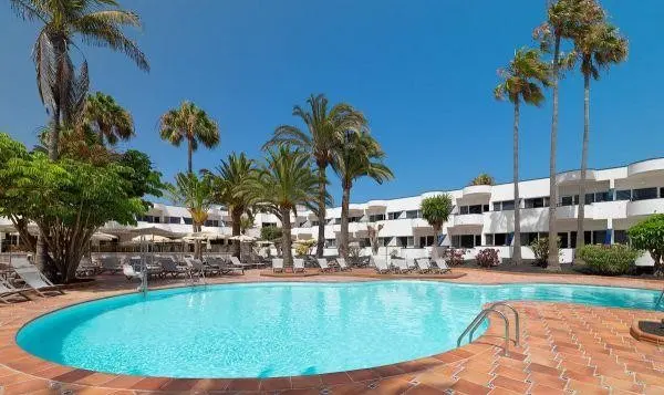 Basen w hotelu H10 Ocean Suites