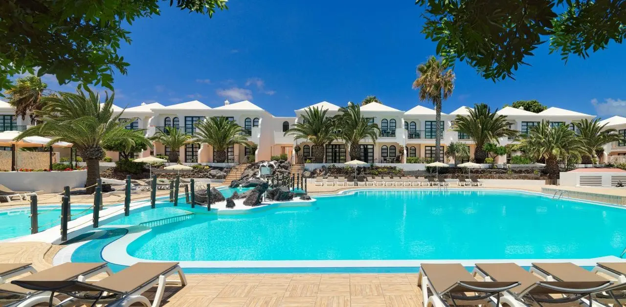 Basen w hotelu H10 Ocean Suites