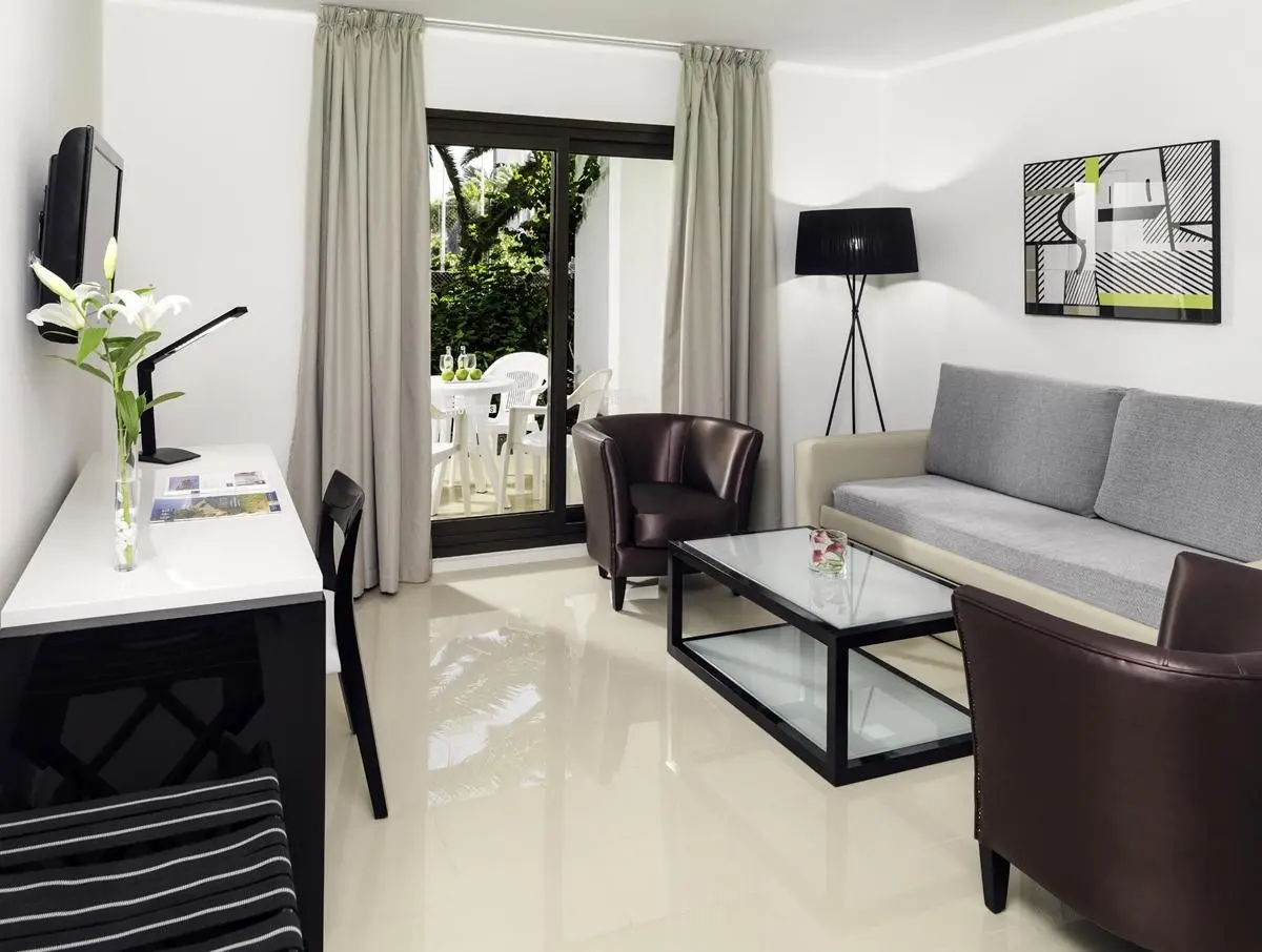 H10 White Suites — H10 WHITE SUITES