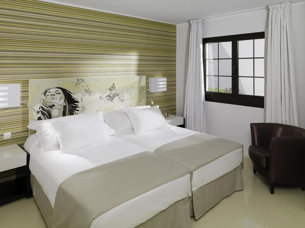 H10 White Suites — H10 WHITE SUITES