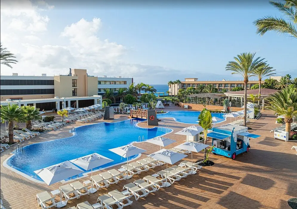 Basen w hotelu Iberostar Waves Gaviotas Park