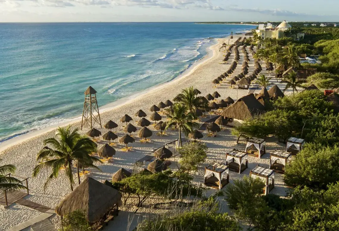 Plaża przy hotelu Iberostar Waves Paraíso del Mar