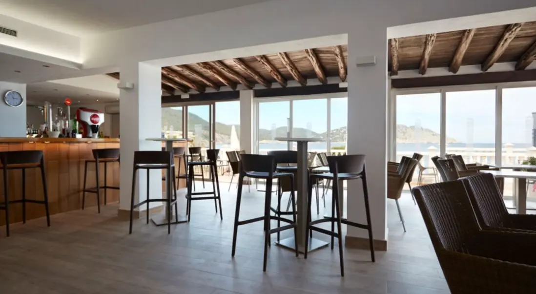 Restauracja i jedzenie w hotelu Invisa Figueral Resort - Cala Blanca