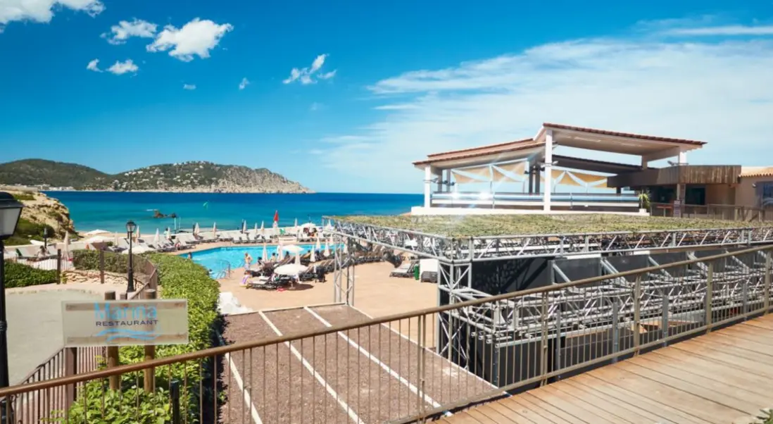Plaża przy hotelu Invisa Figueral Resort - Cala Blanca