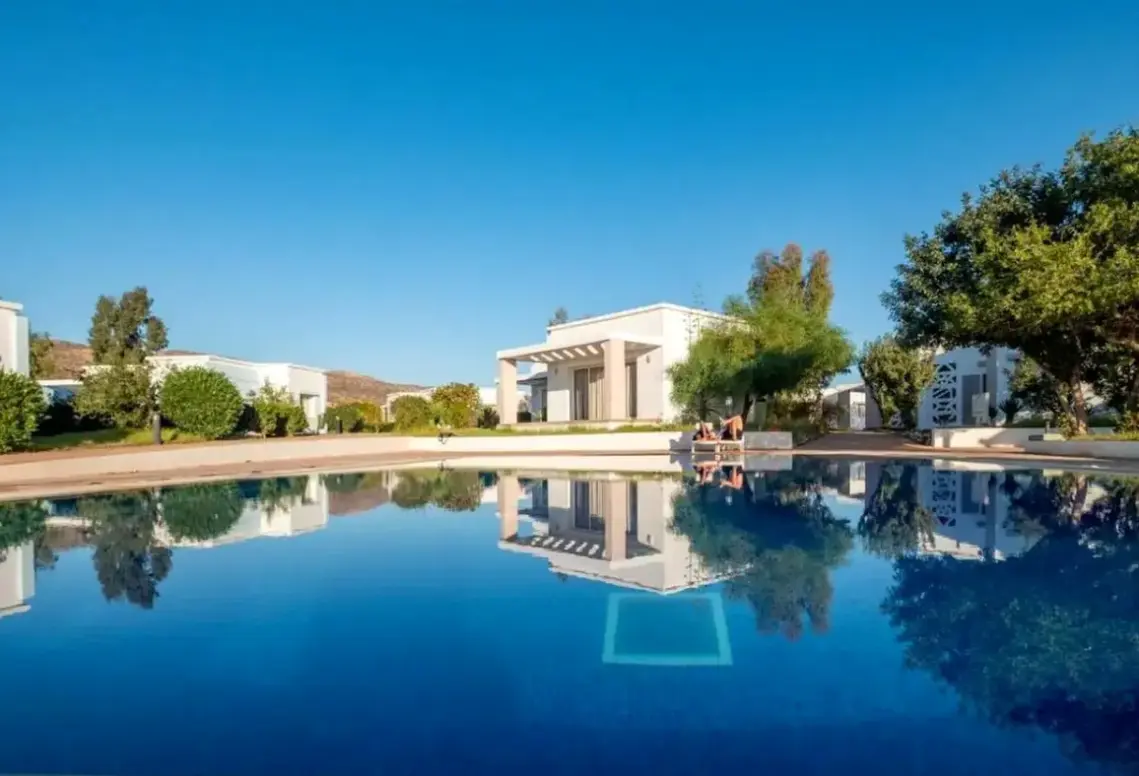 Basen w hotelu Lunja Village