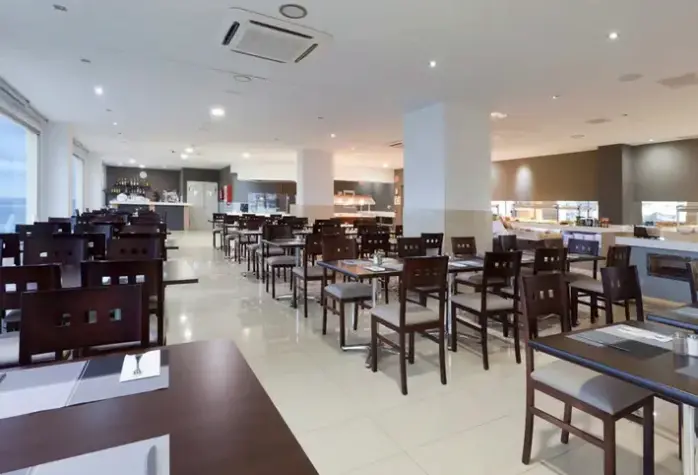 Restauracja i jedzenie w hotelu Marina Elite