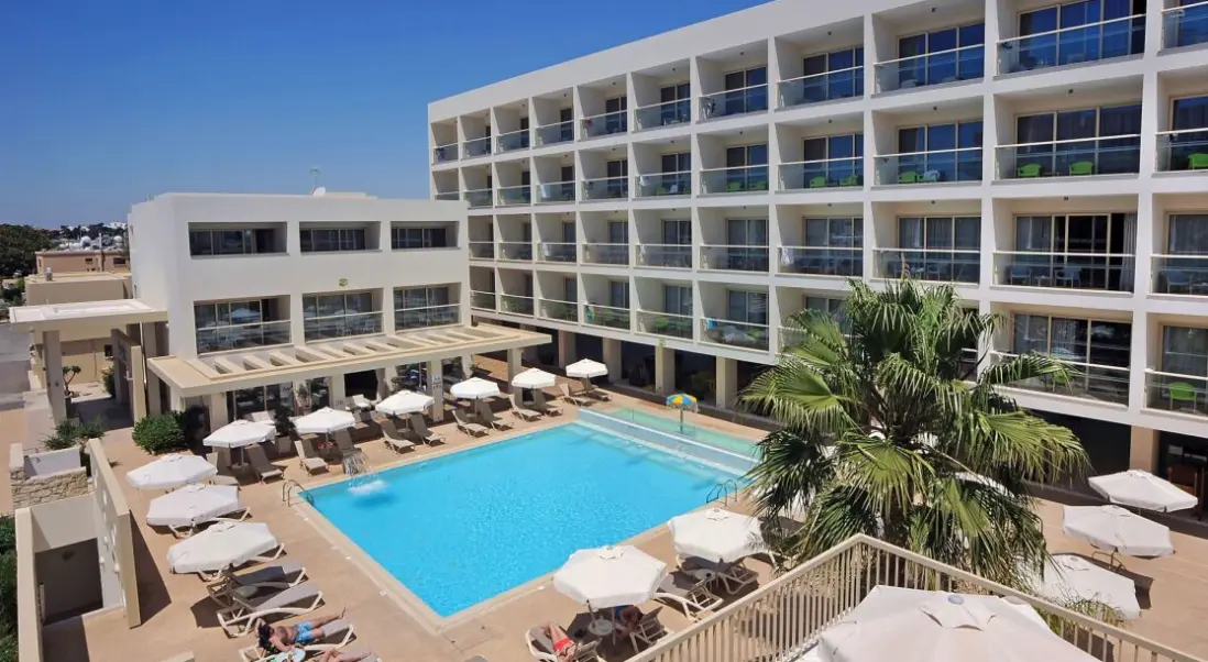 Basen w hotelu Nelia Gardens