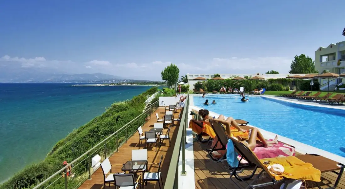 Basen w hotelu Niforeika Beach Hotel & Bungalows