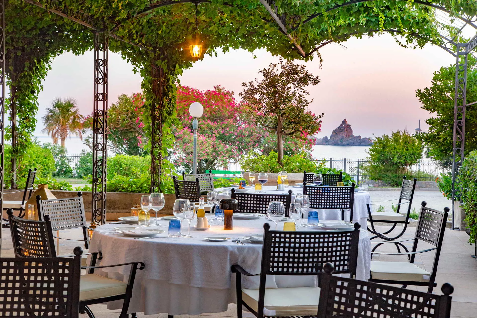 Hotel Palas outdoor area view 4