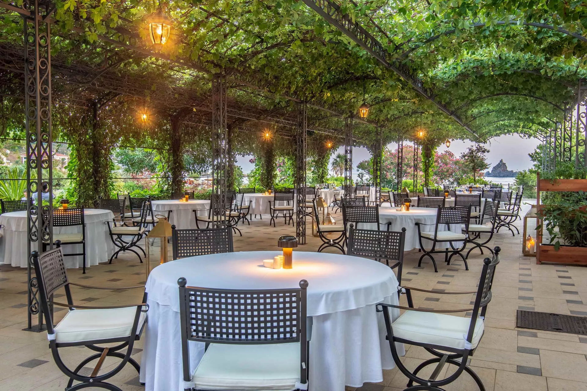 Hotel Palas outdoor area view 3