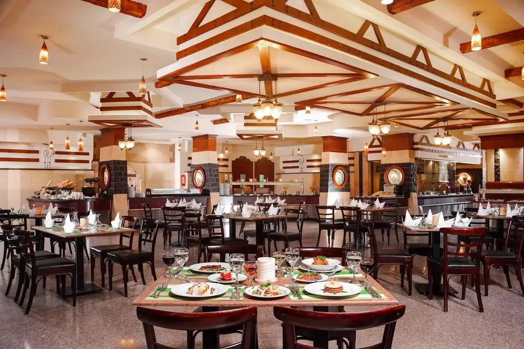 Restauracja i jedzenie w hotelu Pickalbatros Royal Moderna Resort