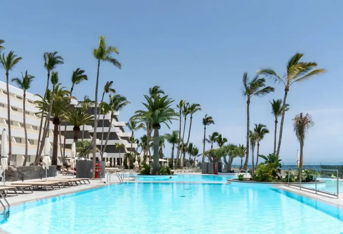 Basen w hotelu Plus Fariones Suite Hotel