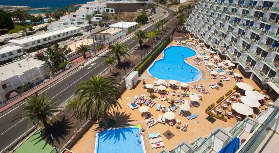 Basen w hotelu Revoli Playa Apartments