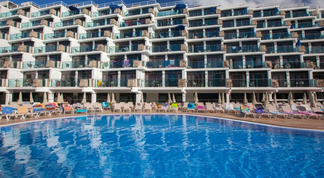 Basen w hotelu Revoli Playa Apartments