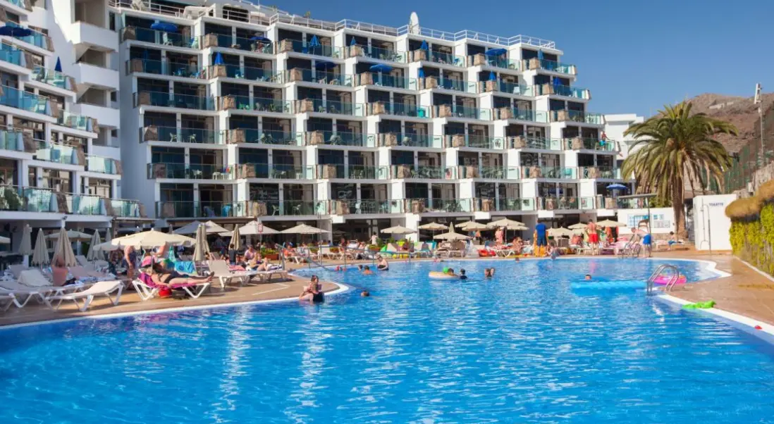 Basen w hotelu Revoli Playa Apartments