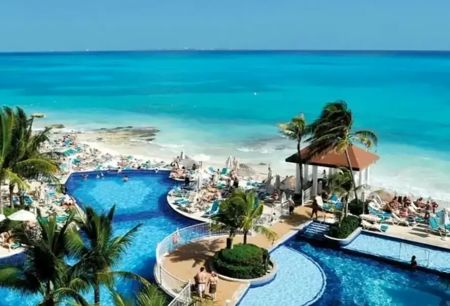 Basen w hotelu Riu Cancun