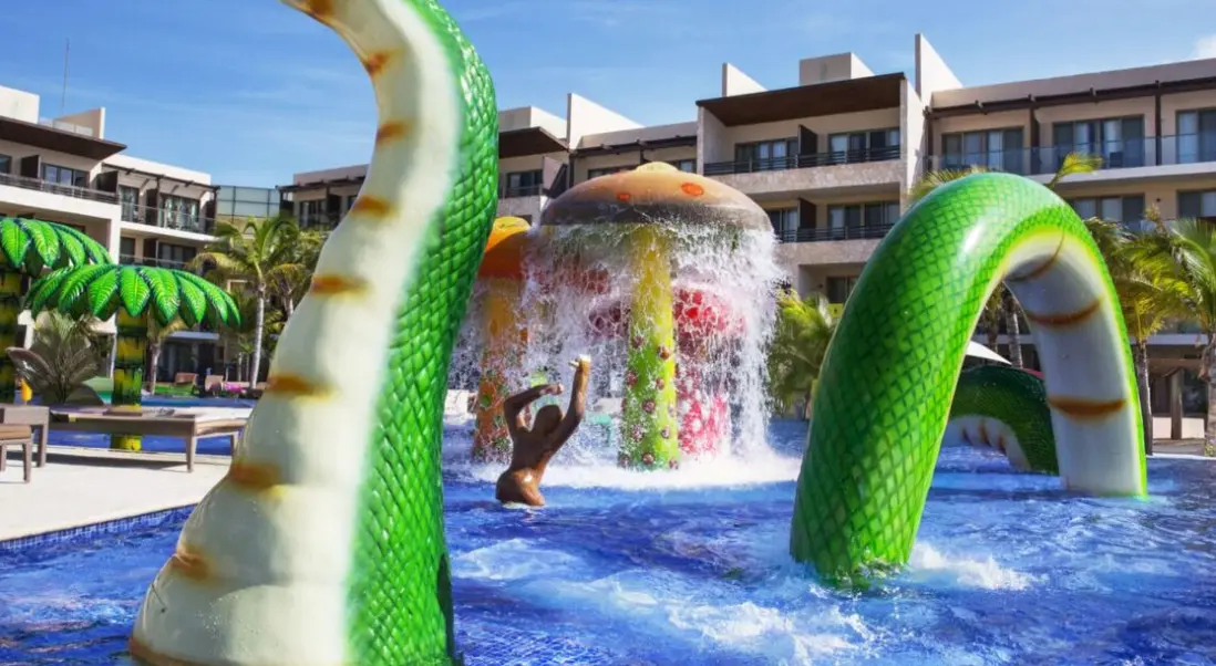 Basen w hotelu Royalton Riviera Cancun