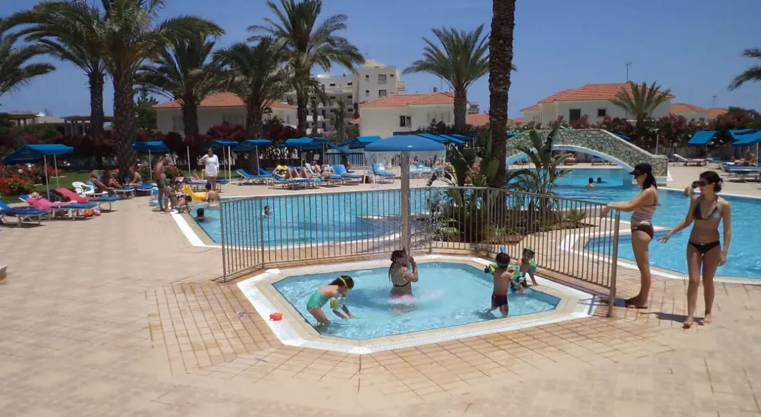 Basen w hotelu Seagull Hotel Apts