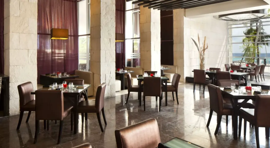 Restauracja i jedzenie w hotelu The Fives Beach All Senses Inclusive