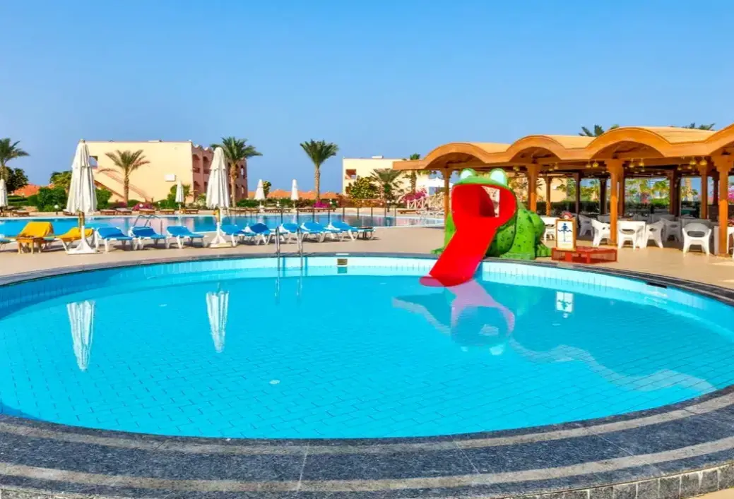Basen w hotelu Three Corners Happy Life Beach Resort