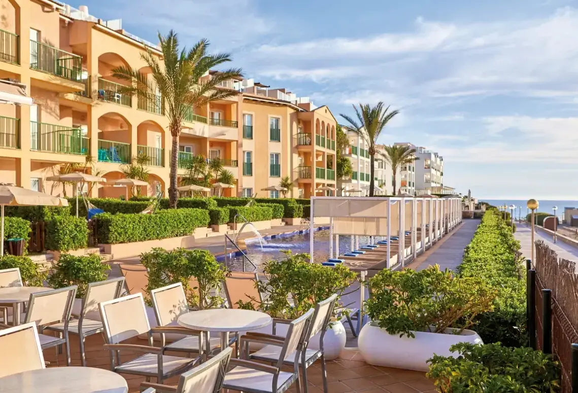 Basen w hotelu Zafiro Cala Mesquida