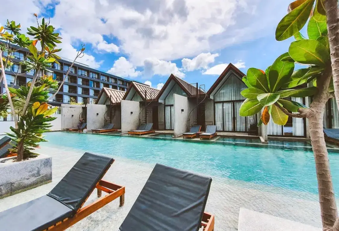 Basen w hotelu Ana Anan Resort & Villas Pattaya