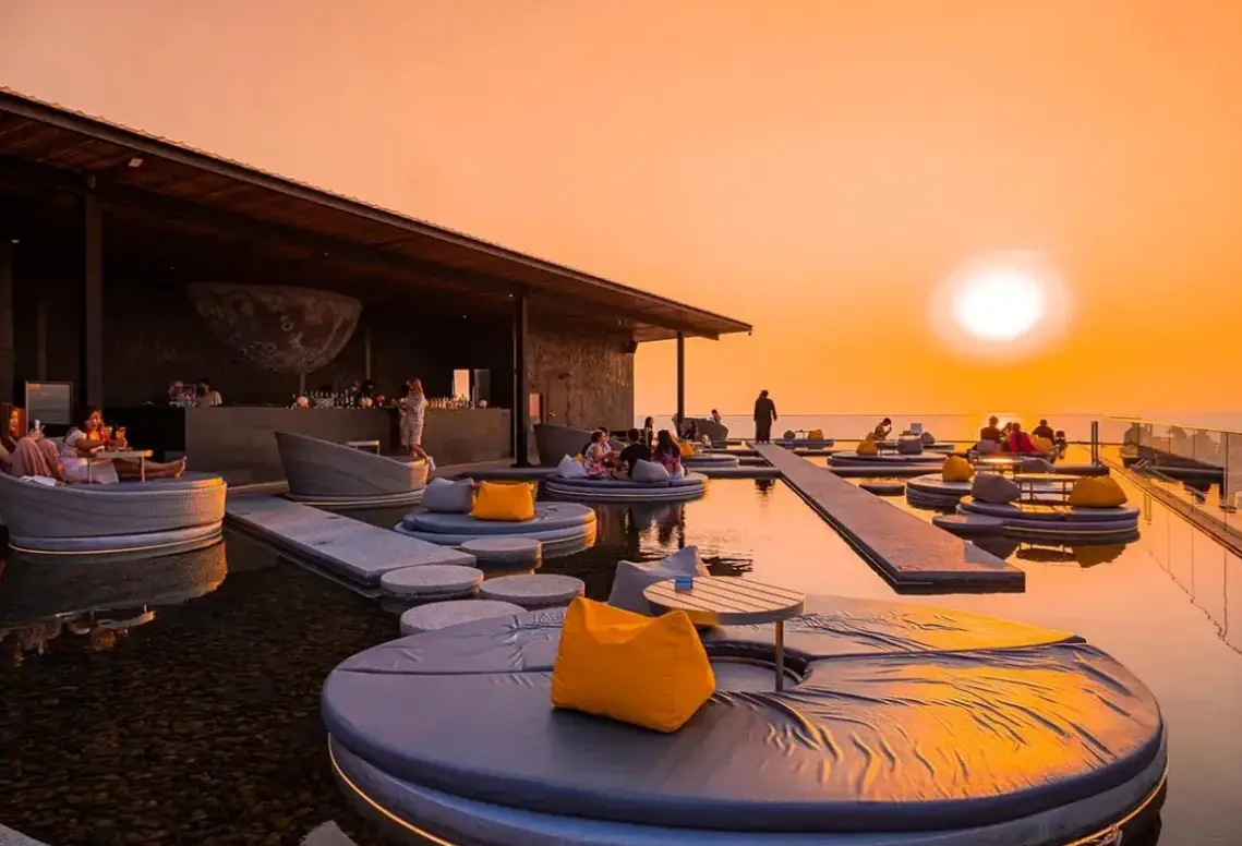 Basen w hotelu Ana Anan Resort & Villas Pattaya