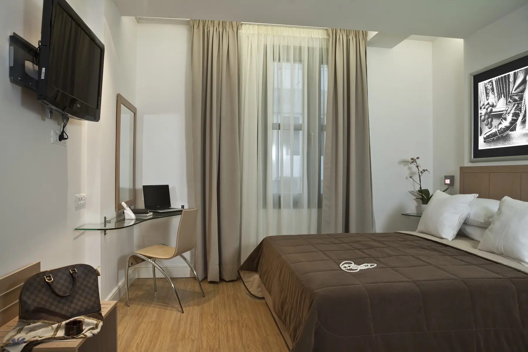 Chic Hotel — CHIC HOTEL