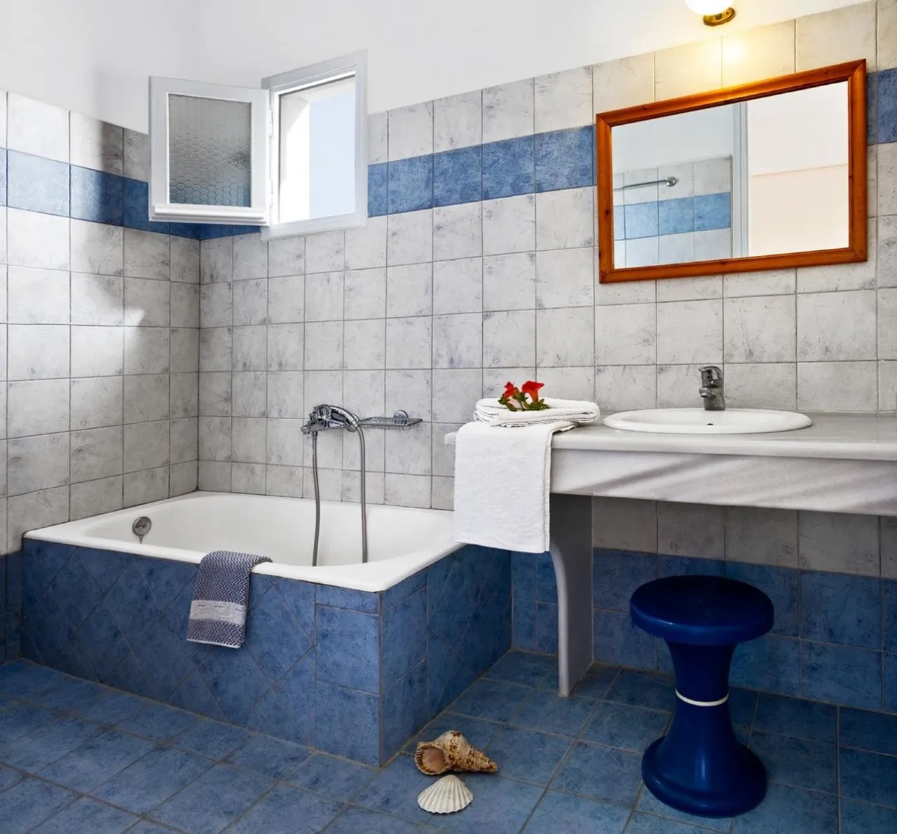 Dolphins Apartments — DOLPHINS APARTMENTS