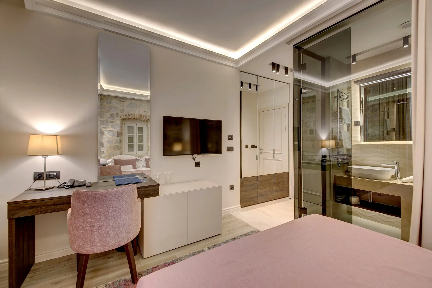 Heritage Hotel Leon Coronato — HERITAGE LEON CORONATO