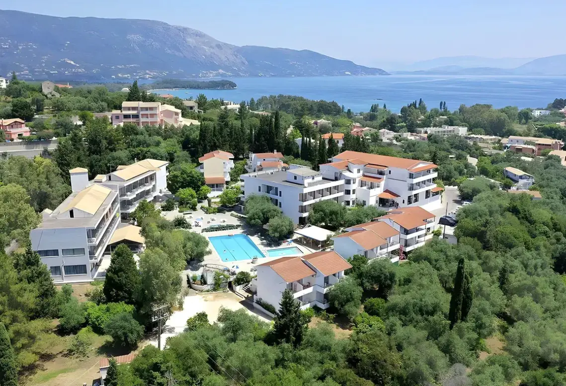 Basen w hotelu Hotel Adamas Corfu