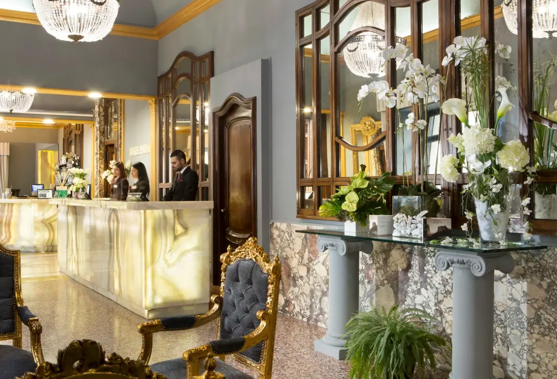 Lobby hotelu Hotel Golden Tulip Rome Piram