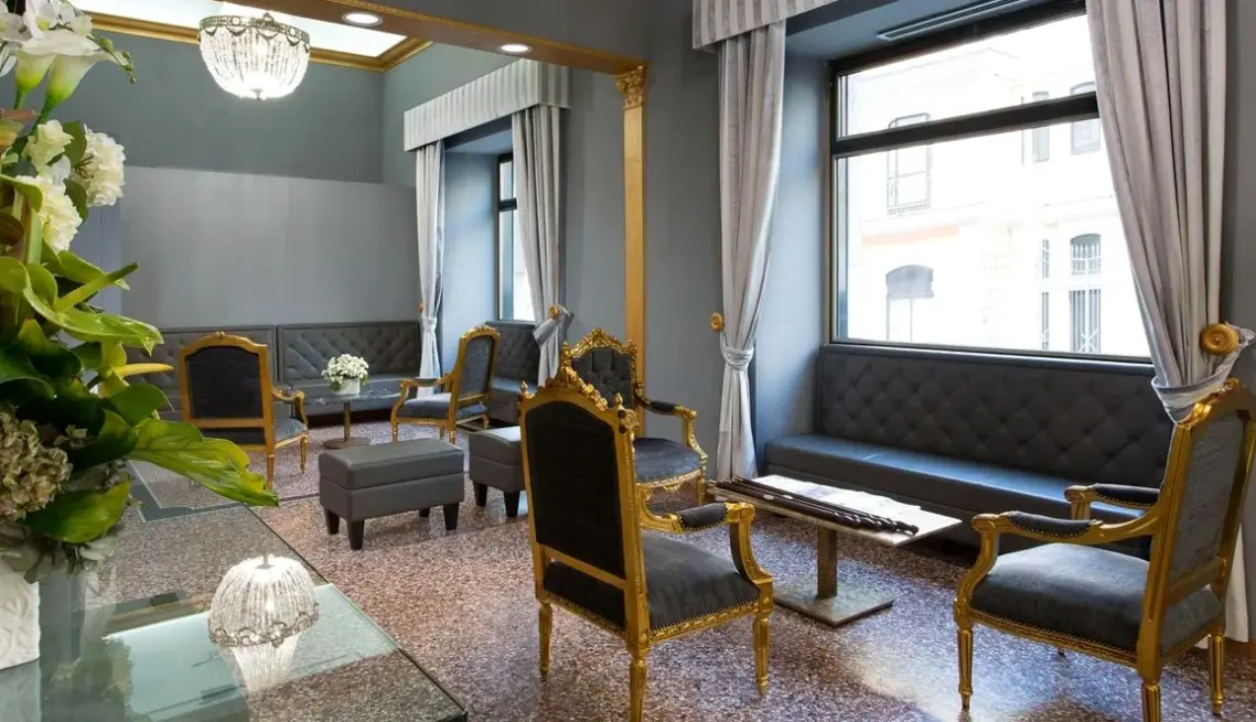 Lobby hotelu Hotel Golden Tulip Rome Piram