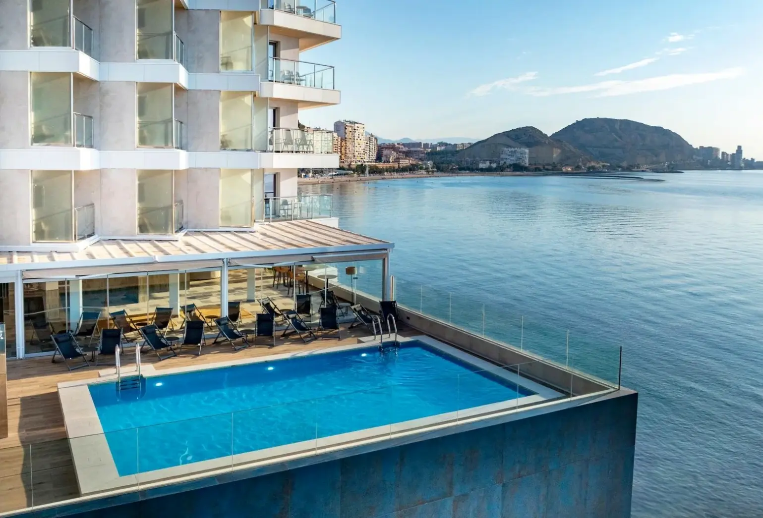 Basen w hotelu Hotel Innside Alicante Porta Maris
