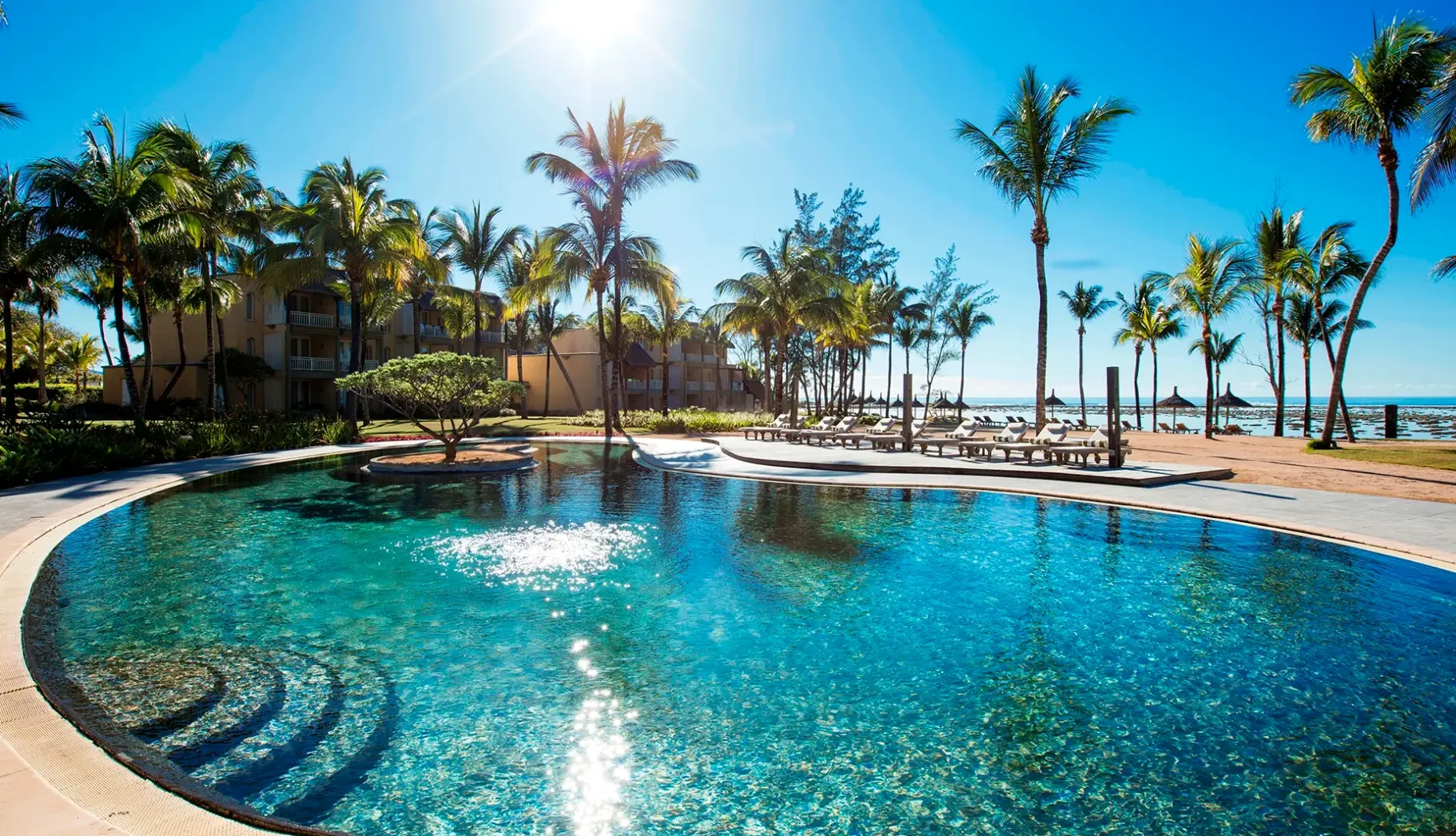 Basen w hotelu Hotel Outrigger Mauritius Beach Resort