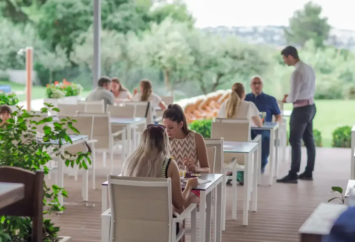 Restauracja i jedzenie w hotelu Hotel Salona Palace