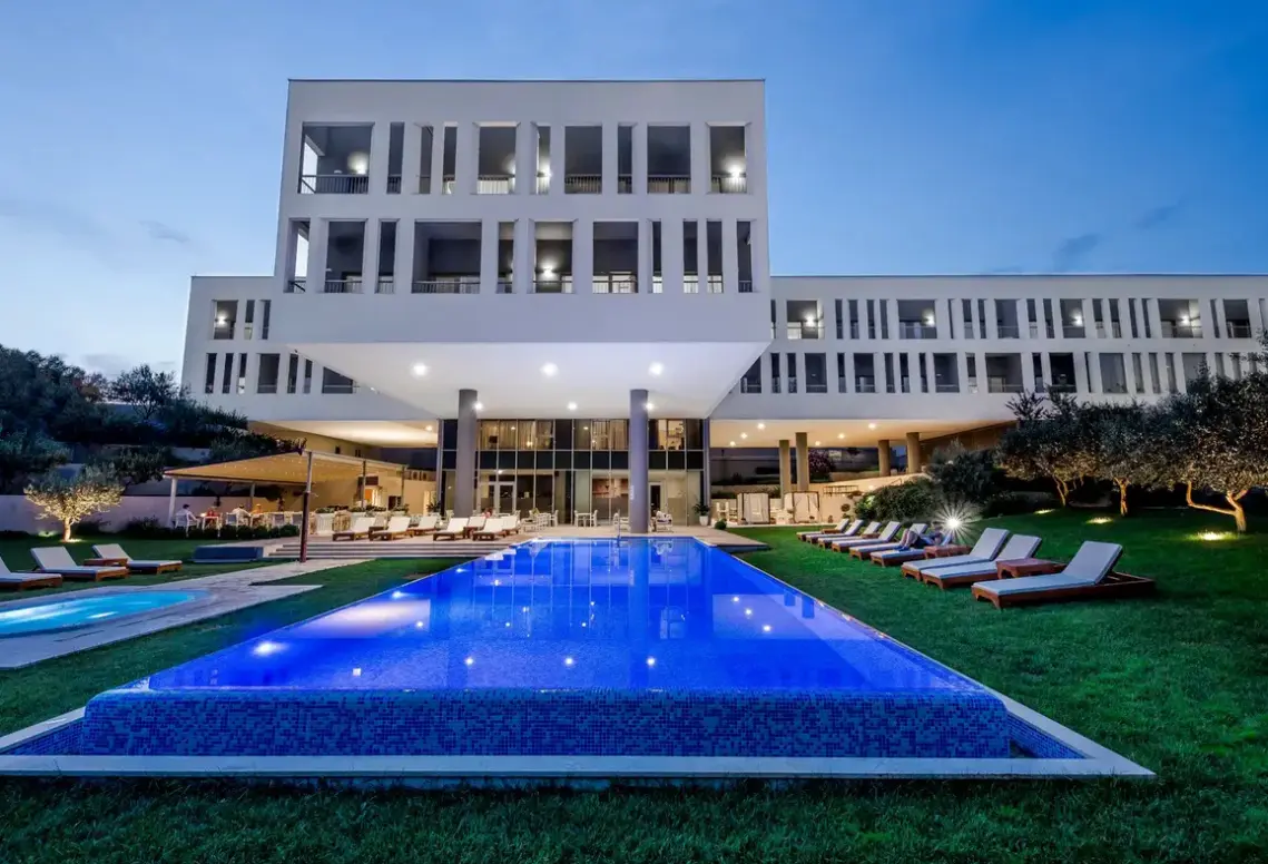 Basen w hotelu Hotel Salona Palace