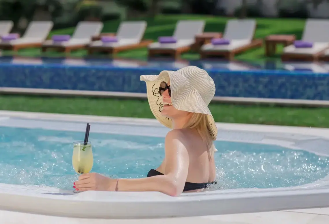 Basen w hotelu Hotel Salona Palace