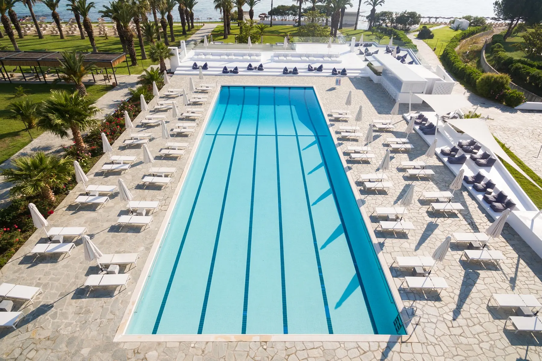 Basen w hotelu Kassandra Palace Seaside Resort